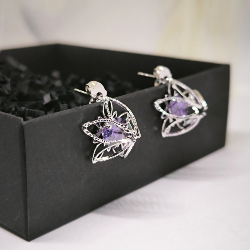 Tsirkoonkiviga lilleõie kujulised kõrvarõngad