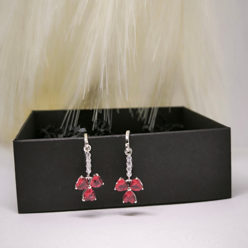 Naiste kõrvarõngad südamekujulise tsirkooniumiga