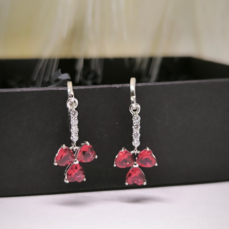 Naiste kõrvarõngad südamekujulise tsirkooniumiga