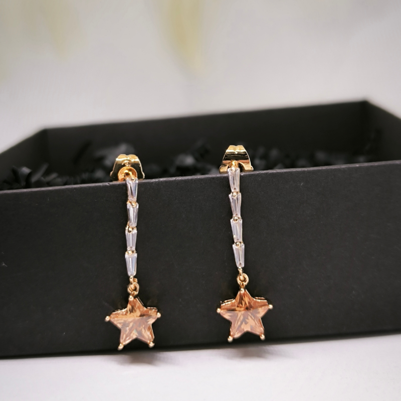 Pikad ja uhked kõrvarõngad tähekujulise elemendiga