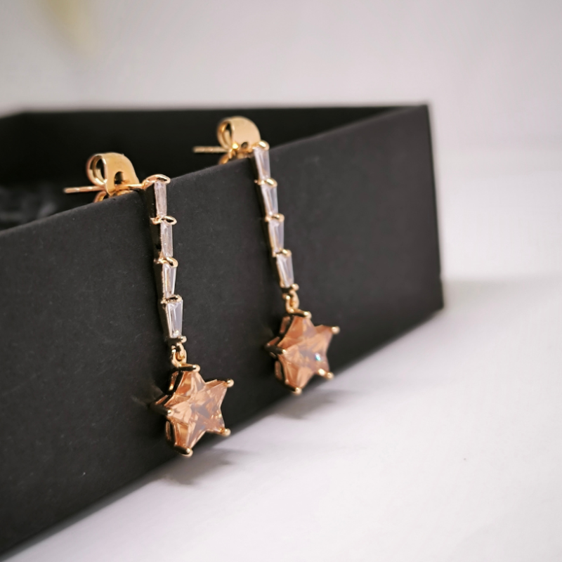 Pikad ja uhked kõrvarõngad tähekujulise elemendiga