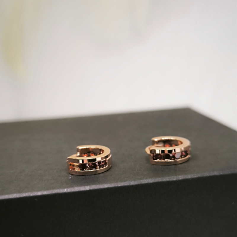 Zirkooniga rõngaskujulised kõrvarõngad