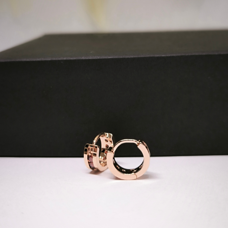 Zirkooniga rõngaskujulised kõrvarõngad