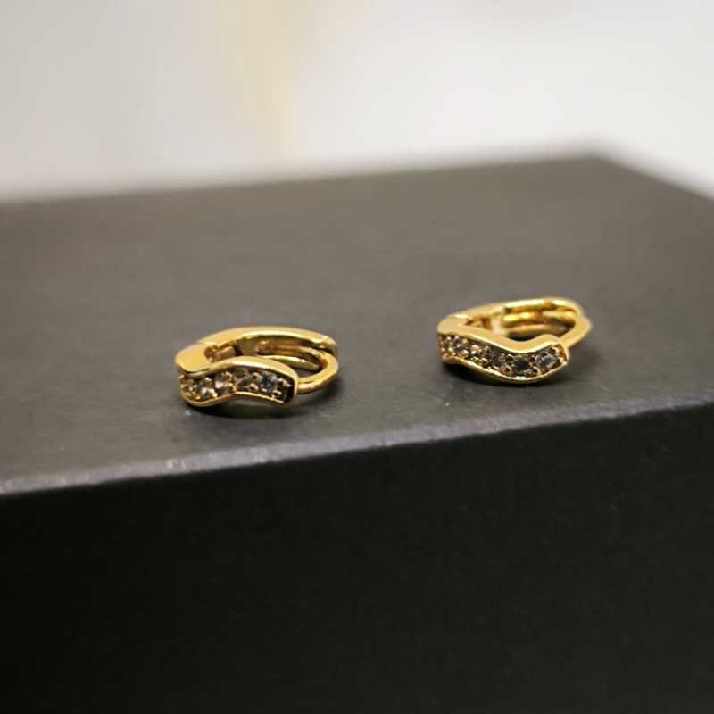 Luksuslikud kuldse värviga kõrvarõngad miniatuursete kristallidega