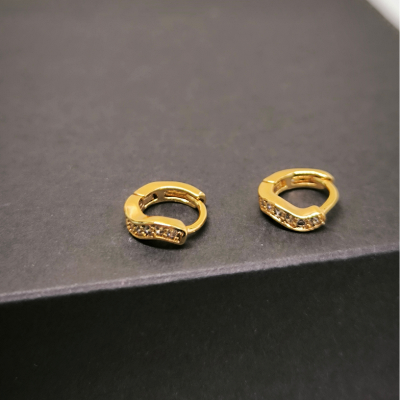 Luksuslikud kuldse värviga kõrvarõngad miniatuursete kristallidega