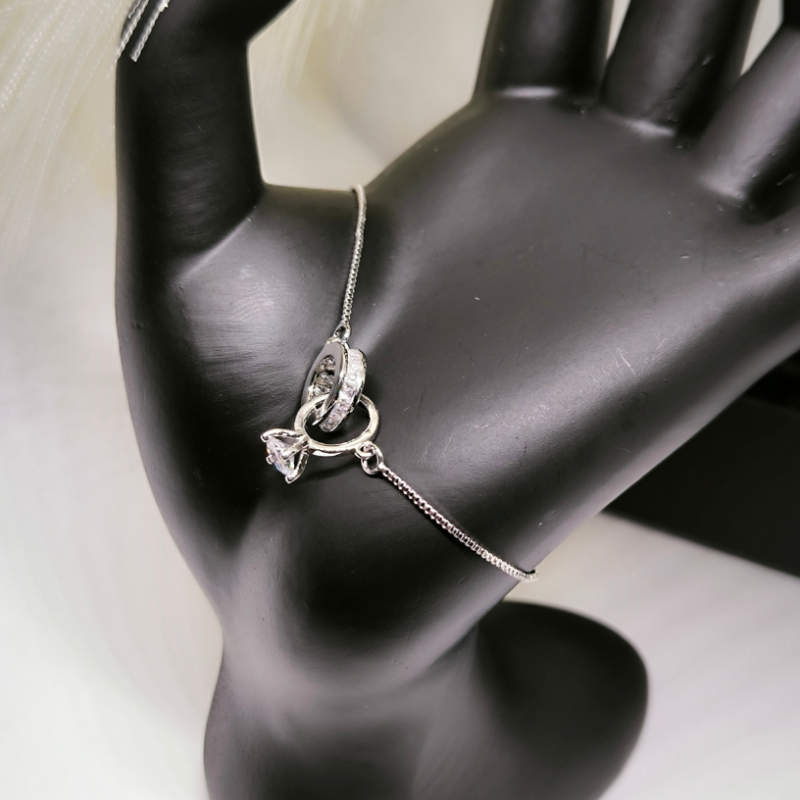 Elegantne käevõru tsirkooniga