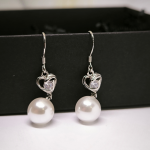 Klassikalises stiilis kõrvarõngad pärlimitatsiooniga