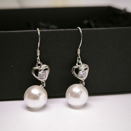 Klassikalises stiilis kõrvarõngad pärlimitatsiooniga