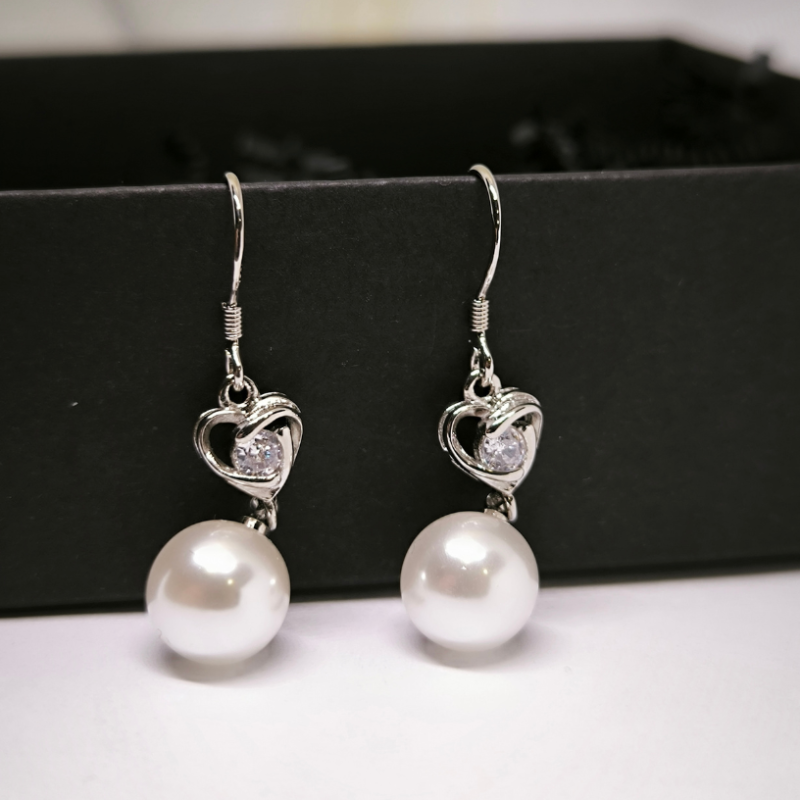 Klassikalises stiilis kõrvarõngad pärlimitatsiooniga