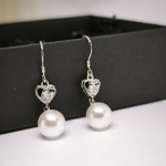 Klassikalises stiilis kõrvarõngad pärlimitatsiooniga