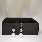 Klassikalises stiilis kõrvarõngad pärlimitatsiooniga