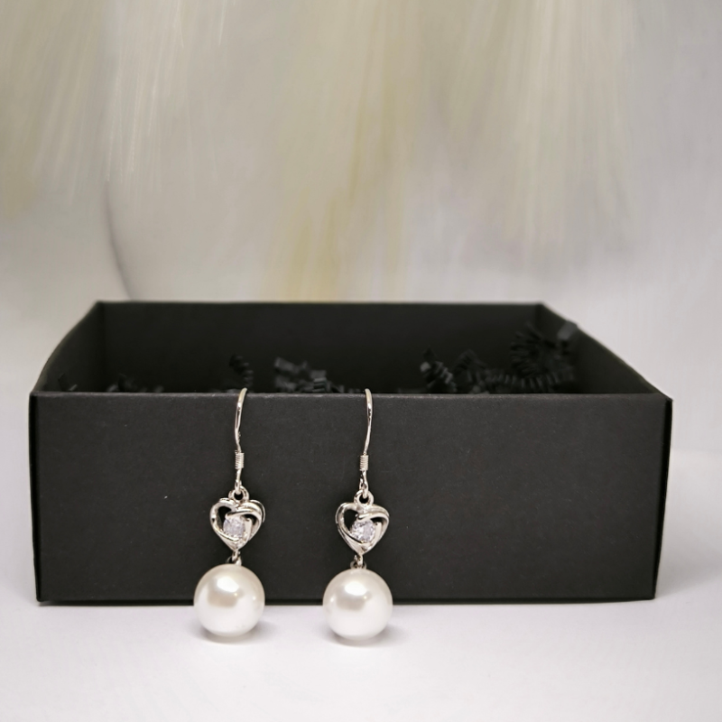 Klassikalises stiilis kõrvarõngad pärlimitatsiooniga