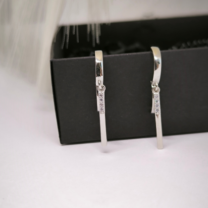 Minimalistlikud rippuvad kõrvarõngad tsirkooniumiga