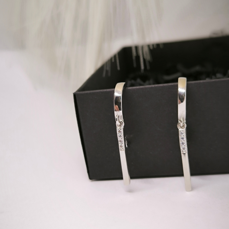 Minimalistlikud rippuvad kõrvarõngad tsirkooniumiga