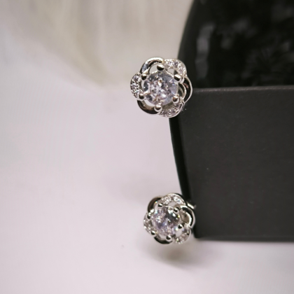 Lillekujulised elegantsed kõrvarõngad