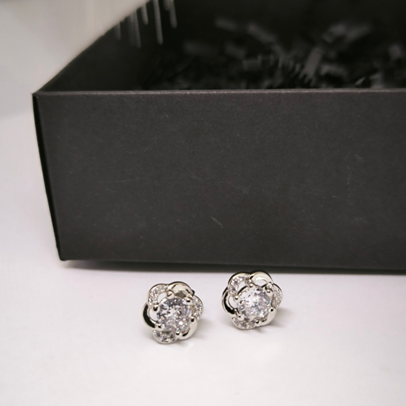 Lillekujulised elegantsed kõrvarõngad