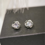 Lillekujulised elegantsed kõrvarõngad