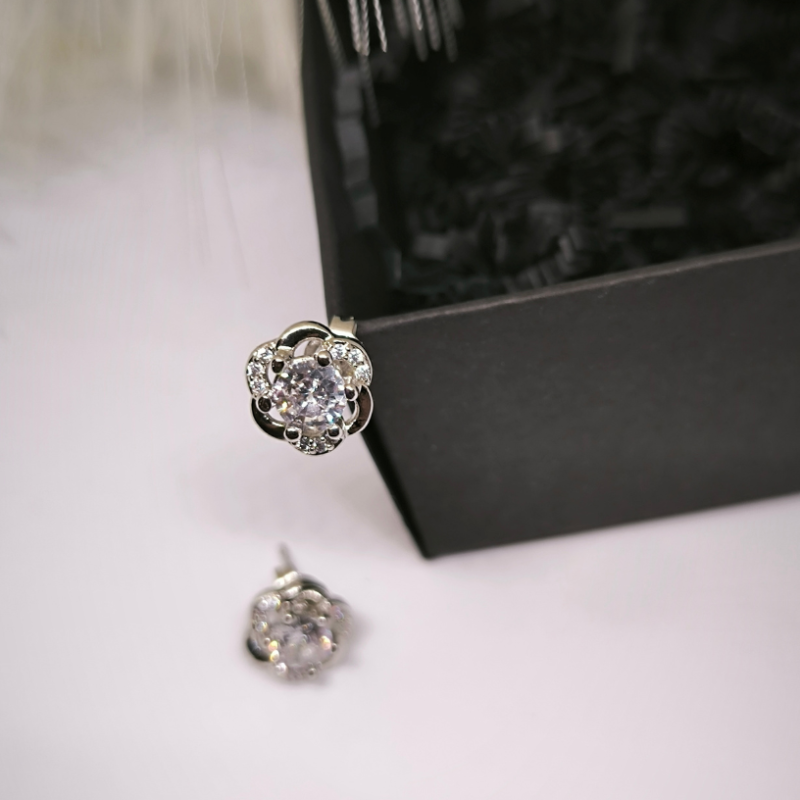 Lillekujulised elegantsed kõrvarõngad