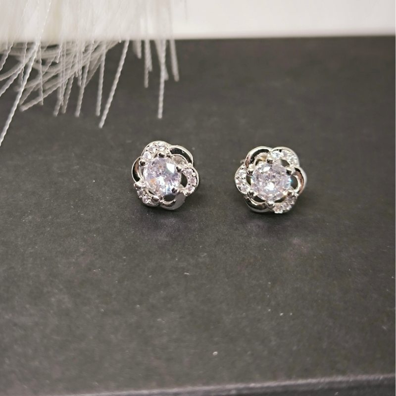 Lillekujulised elegantsed kõrvarõngad