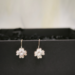 Minimalistlikud hõbedased lillekestega kõrvarõngad