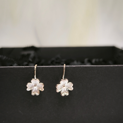 Minimalistlikud hõbedased lillekestega kõrvarõngad