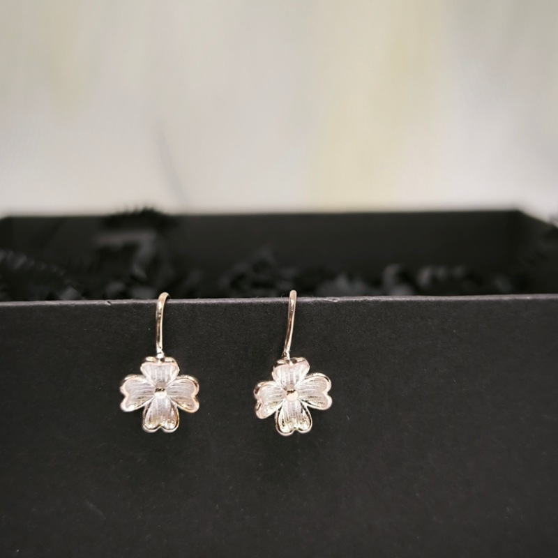 Minimalistlikud hõbedased lillekestega kõrvarõngad