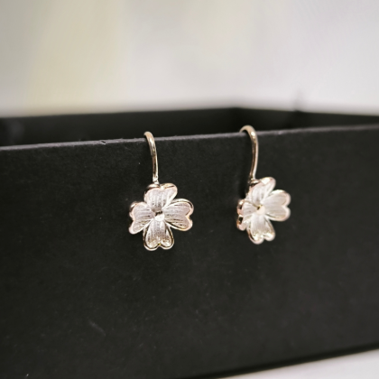 Minimalistlikud hõbedased lillekestega kõrvarõngad
