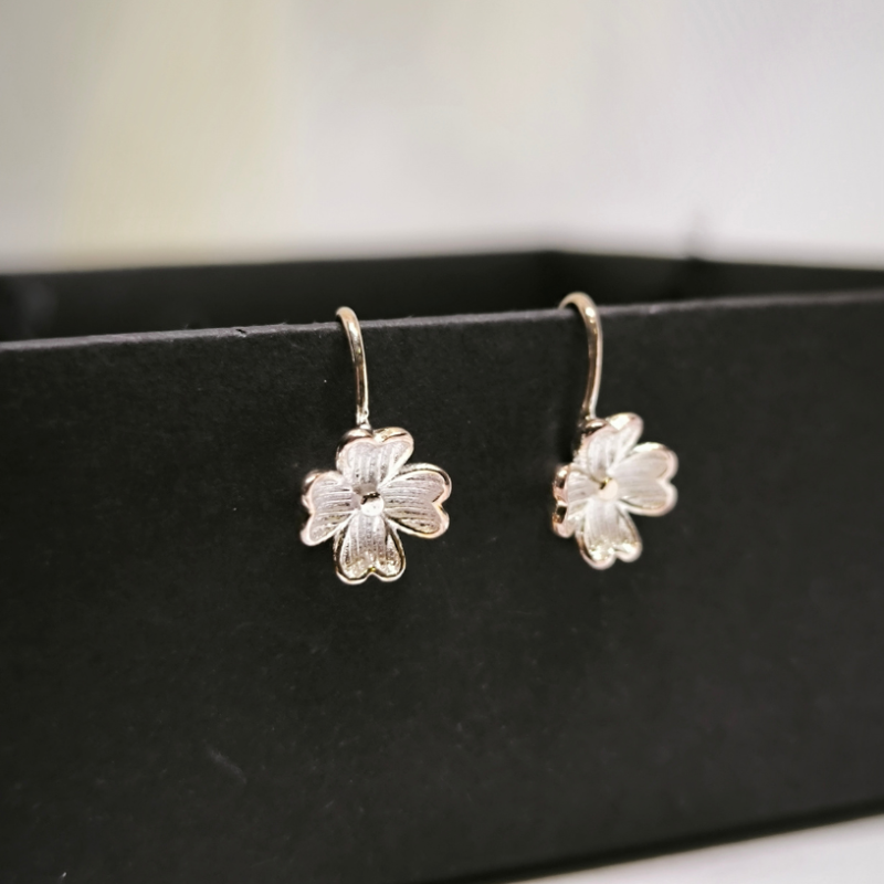 Minimalistlikud hõbedased lillekestega kõrvarõngad