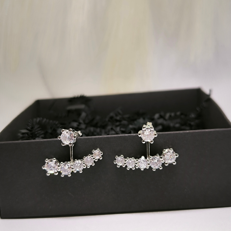 Kinnituvad kõrvarõngad tsirkooniumiga