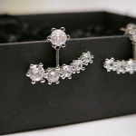 Kinnituvad kõrvarõngad tsirkooniumiga