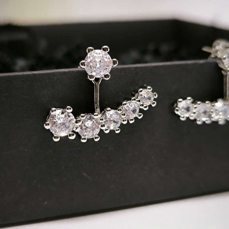 Kinnituvad kõrvarõngad tsirkooniumiga