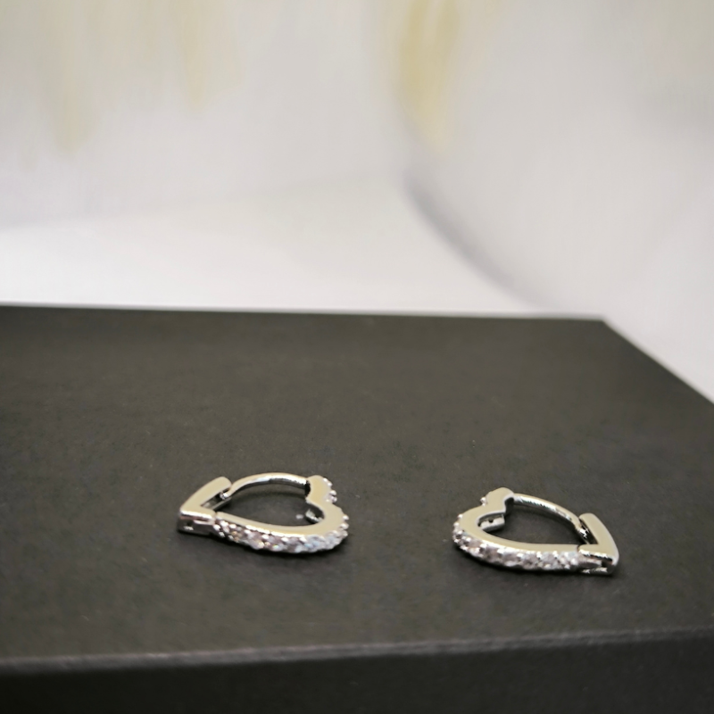 Romantilised südamekujulised kõrvarõngad