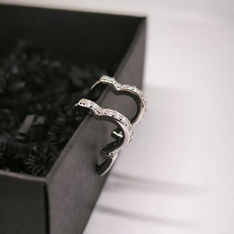 Romantilised südamekujulised kõrvarõngad