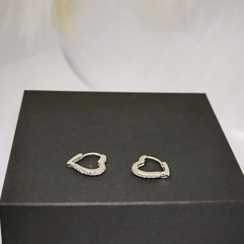 Romantilised südamekujulised kõrvarõngad