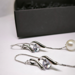 Muljetavaldavad kõrvarõngad tsirkooniga ja pärliimitatsiooniga