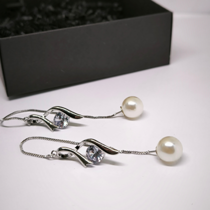 Muljetavaldavad kõrvarõngad tsirkooniga ja pärliimitatsiooniga