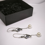 Muljetavaldavad kõrvarõngad tsirkooniga ja pärliimitatsiooniga