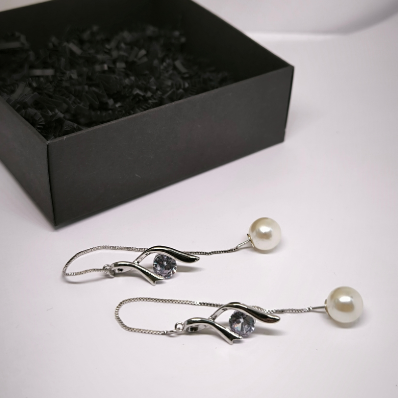 Muljetavaldavad kõrvarõngad tsirkooniga ja pärliimitatsiooniga