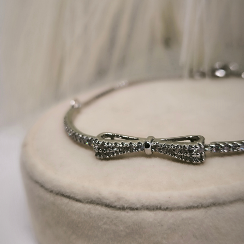 Võluv naiste käevõru lipsukesega