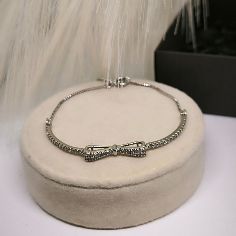 Võluv naiste käevõru lipsukesega