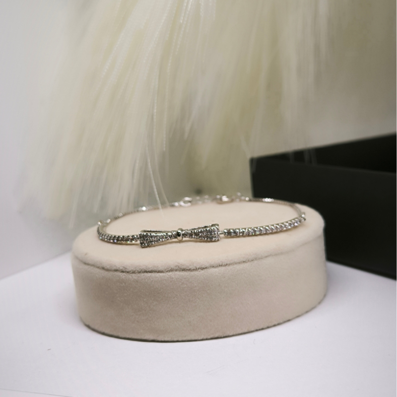 Võluv naiste käevõru lipsukesega