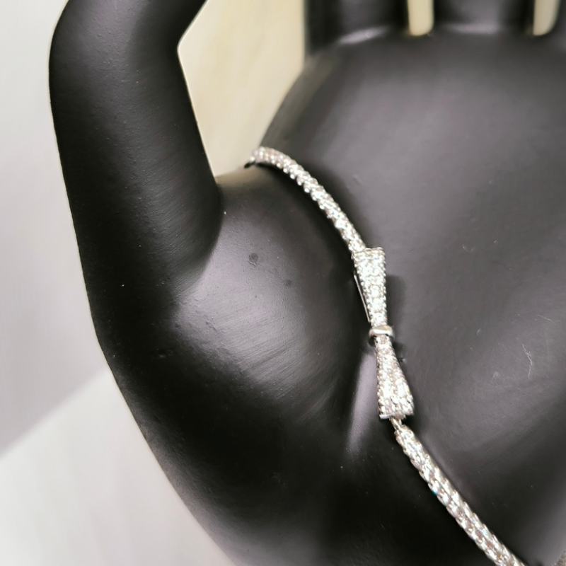 Võluv naiste käevõru lipsukesega