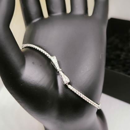 Võluv naiste käevõru lipsukesega