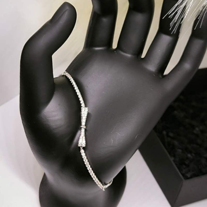 Võluv naiste käevõru lipsukesega