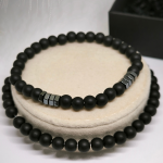 Minimalistliku disainiga helmestega käevõrude komplekt