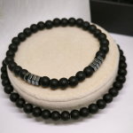 Minimalistliku disainiga helmestega käevõrude komplekt