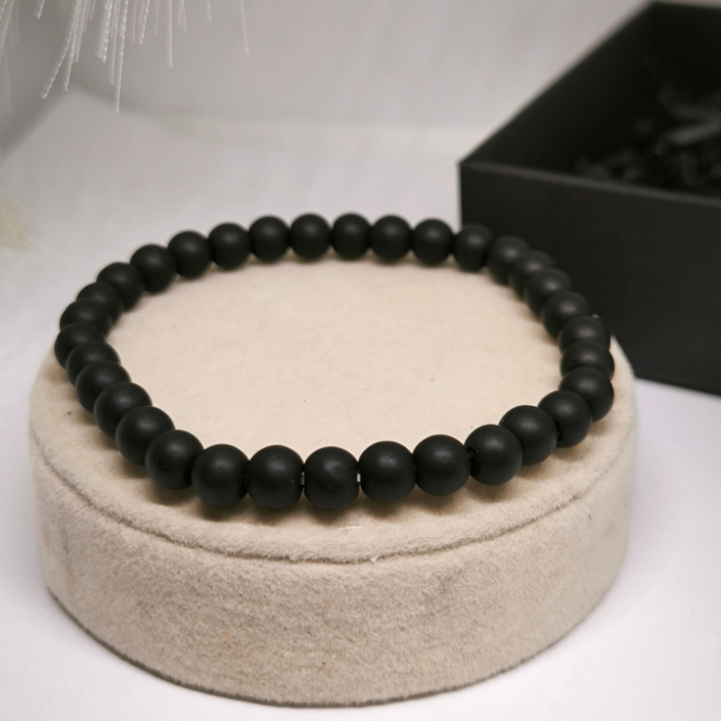 Minimalistliku disainiga helmestega käevõrude komplekt