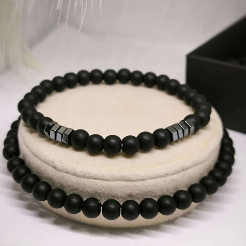 Minimalistliku disainiga helmestega käevõrude komplekt