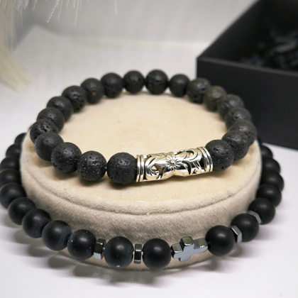 Elastsed käevõrud metallist detailidega