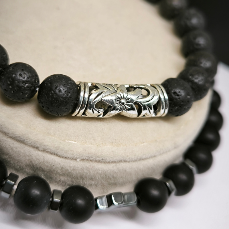 Elastsed käevõrud metallist detailidega